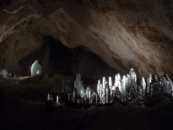 Stalagmite de gheață pe podeaua unei peșteri mari cu gheață