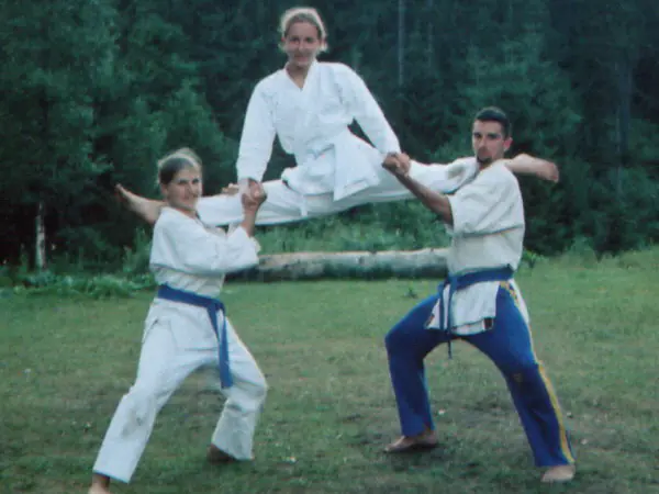 Demonstrație de karate cu o lovitură sărită, pe iarbă
