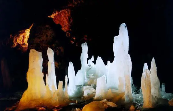 Stalagmite de gheață strălucind în lumină în Peștera Ghețarul Scărișoara