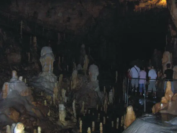 Vizitatori pe traseul amenajat printre stalagmite în Peștera Urșilor