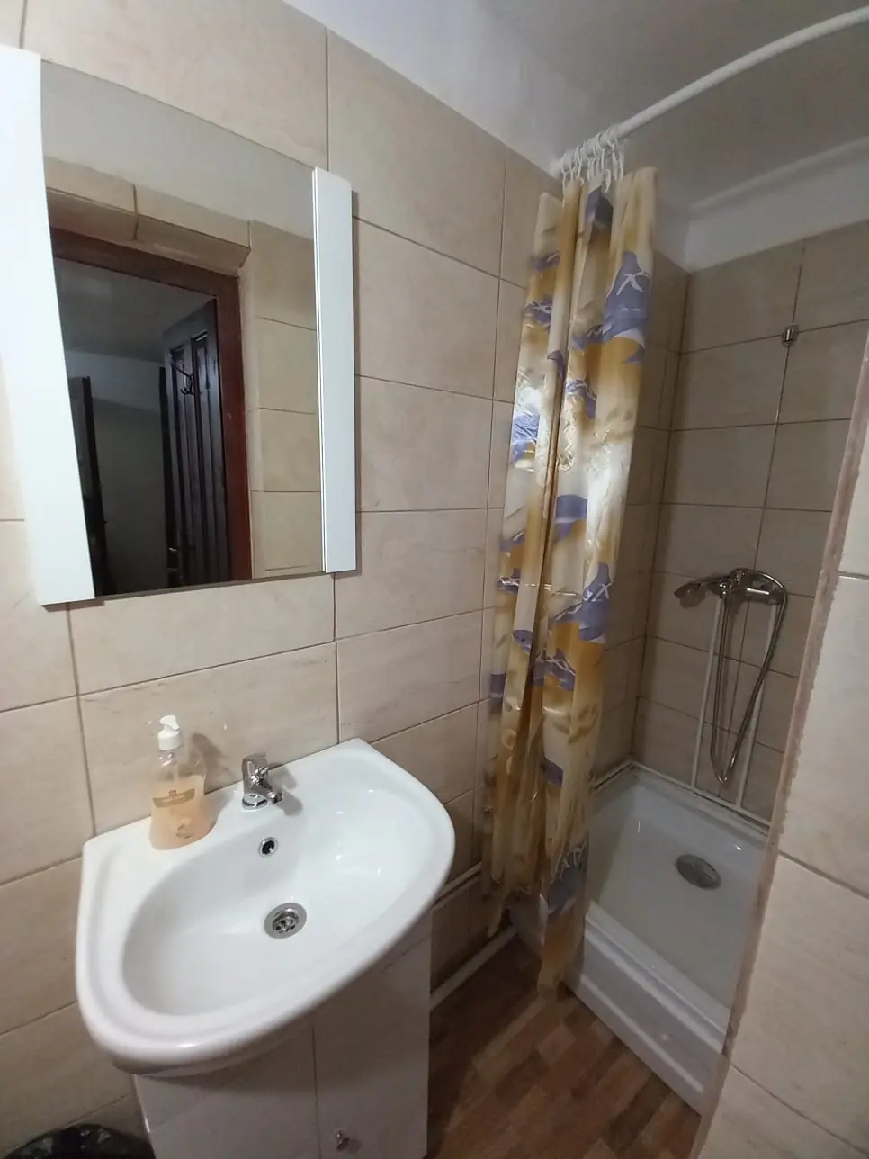 Baie proprie cu duș, chiuvetă și oglindă