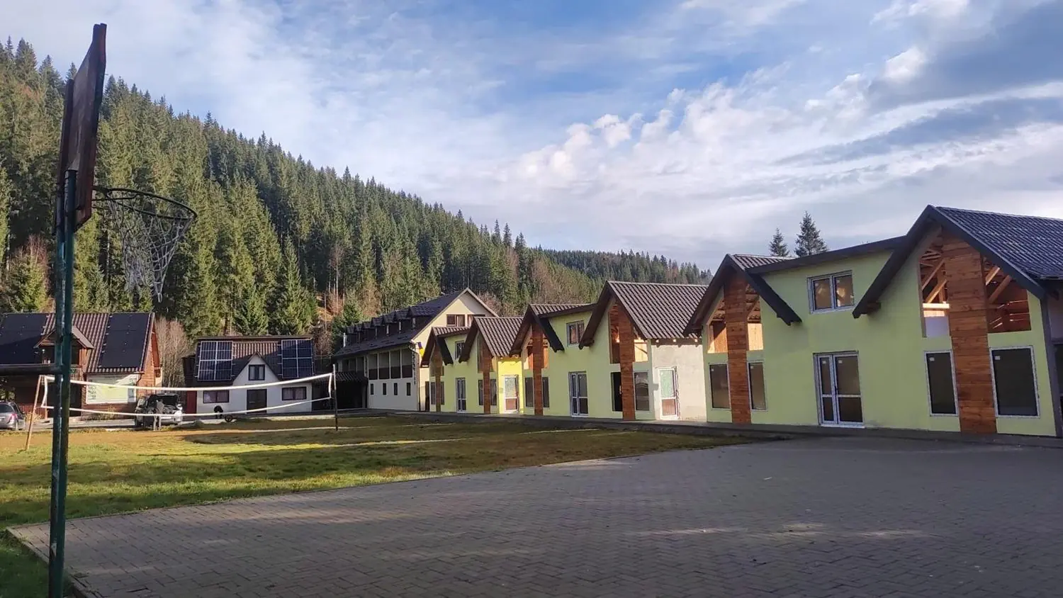 Casele moderne pentru cazare la Ic Ponor, la poalele pădurii de brad