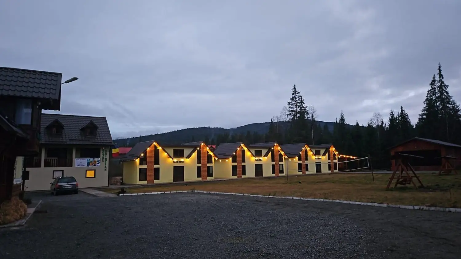 Casele modernizate luminate de ghirlande, la căderea serii